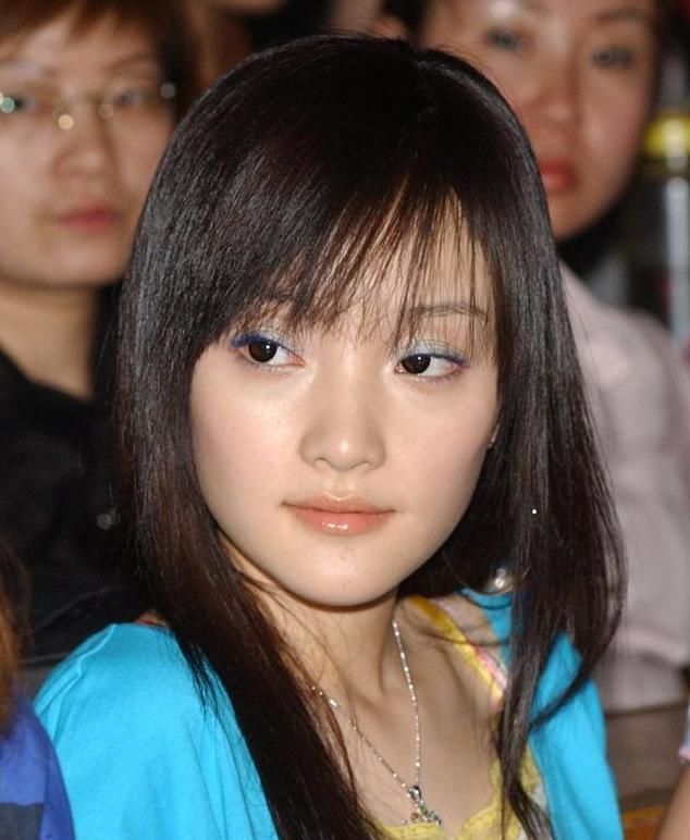 李小璐14年前旧照曝光!那时穿着牛仔裙的她被网友吐槽:好土!