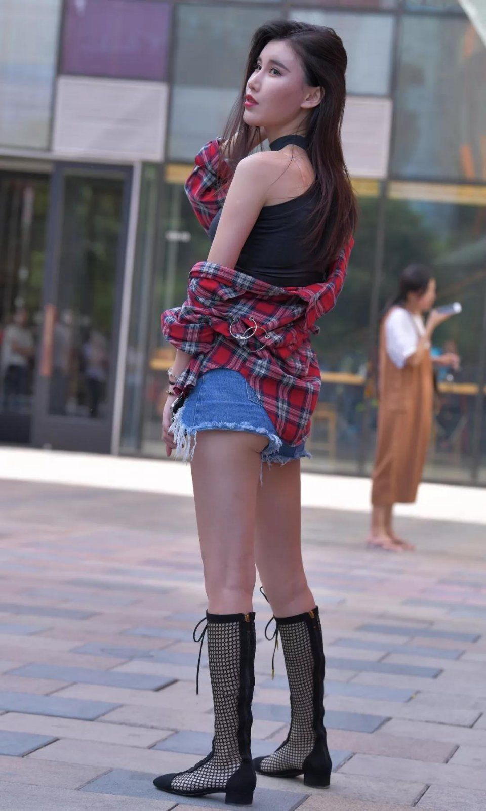 街拍美女：两位穿着时尚的漂亮小姐姐