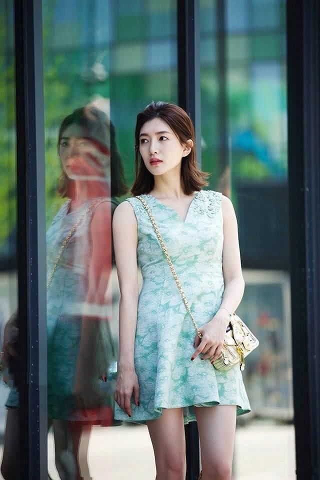 江疏影真疯狂！这么窄的金环靴也能塞进去，腿再粗一点都穿不下！