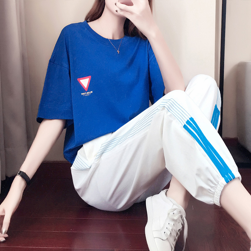 嫂子刚从香港回来，说今夏流行穿休闲套装，出门搭双小白鞋都美炸