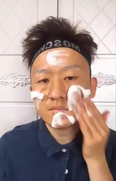 帅气空少是化出来的啊！最后太让人懵逼，网友：这化妆技术真的牛