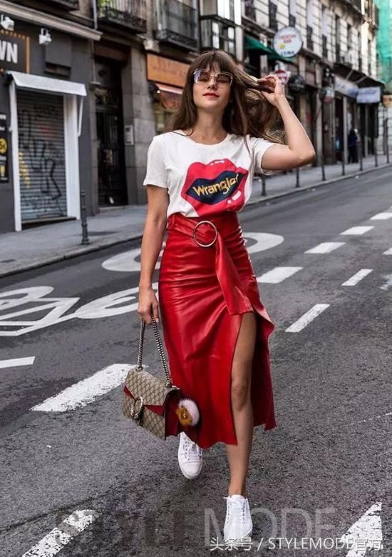 不一样的半裙配T恤，很简单却能美一整个夏天！