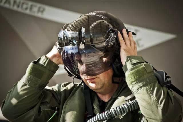  「此前」F-35现役头盔存在重大缺陷？美军欲再升级头盔配置，此前售价达360万