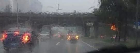 在高速上遇到暴雨是继续开车还是停在应急车道上？交警：不懂很亏