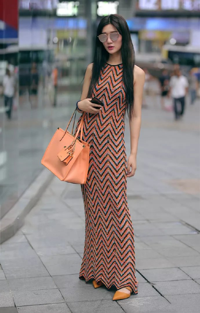 路人街拍，小姐姐身穿牛仔热裤，露出一双秀美的长腿，美感十足