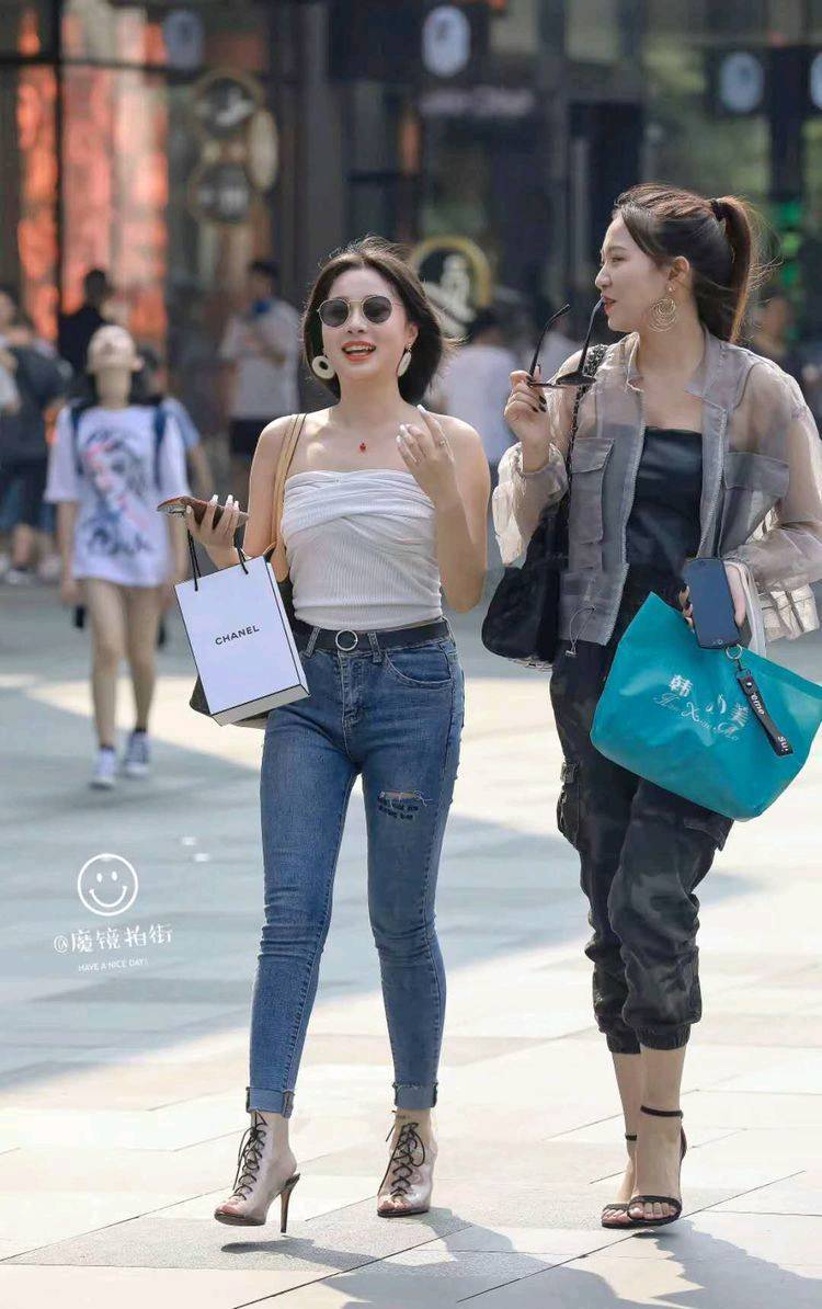 ?路人街拍,身材微胖的小姐姐穿紧身衣搭配牛仔裤,女人味十足!