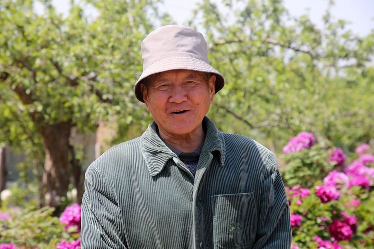  『欣赏牡丹花』71岁农民耗时40年家门口建牡丹园，1株镇园之宝10万不卖，啥样子