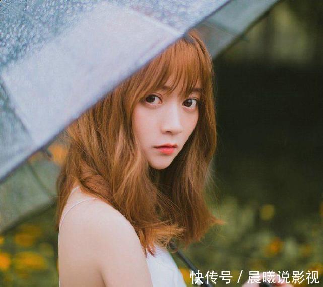 甜美大眼萝莉美女雨后街拍写真图片