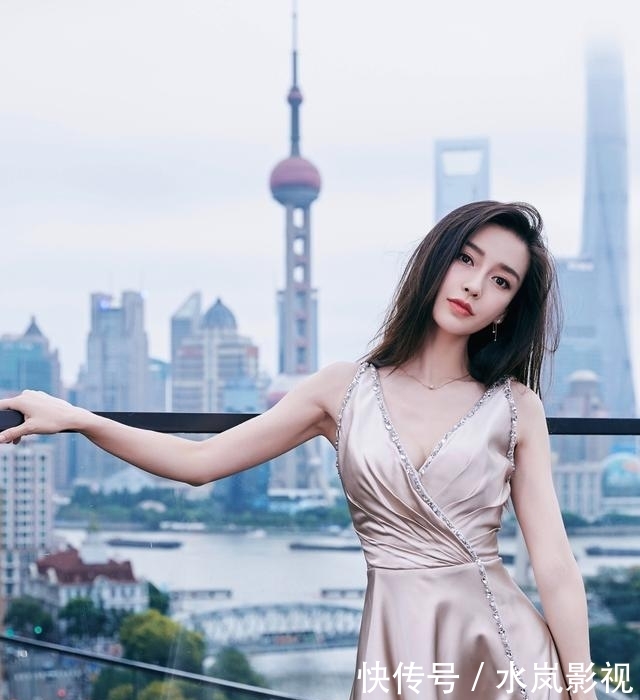  「蓝色」杨澜穿一袭湖蓝色缎面裙尽显优雅气质，这才是中年女性该有的模样