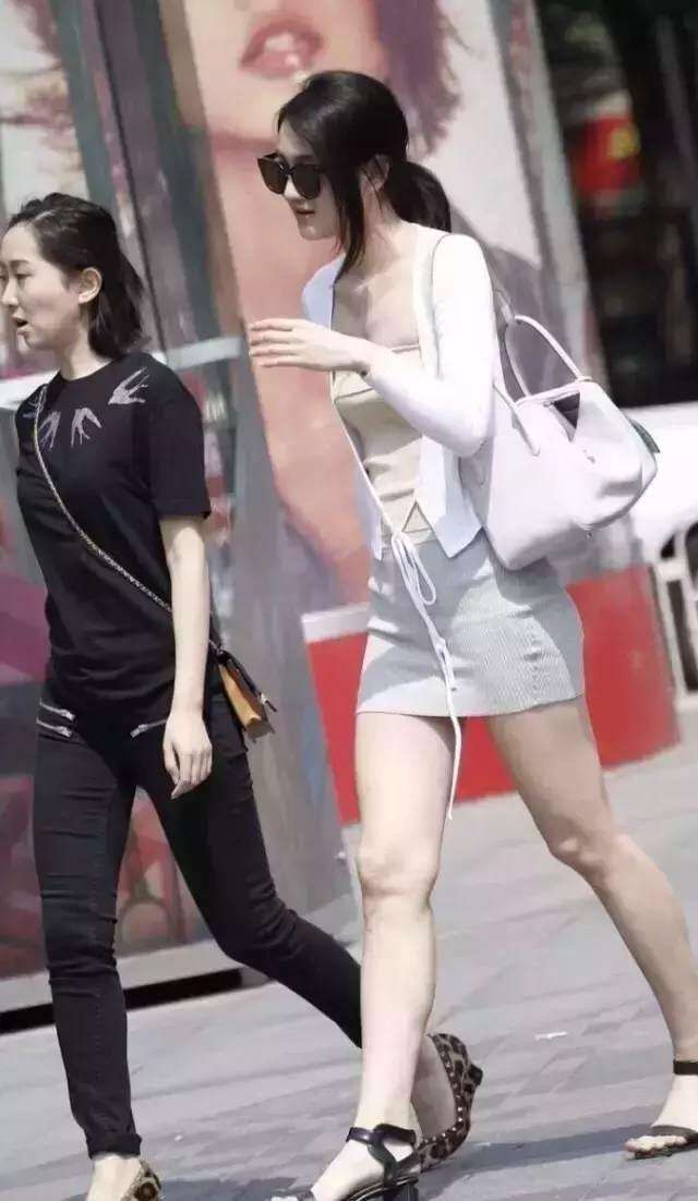 街拍: 丰满身材的辣妈一袭包臀裙, 感觉裙子要撑破了