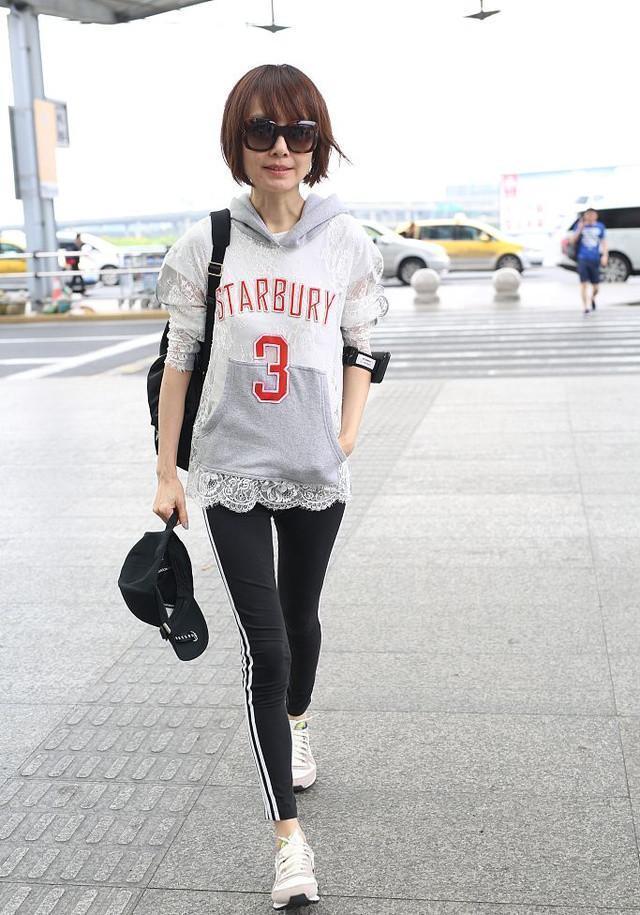 鲁豫现机场，47岁穿17的衣服，网友：快50岁了还整天装嫩！