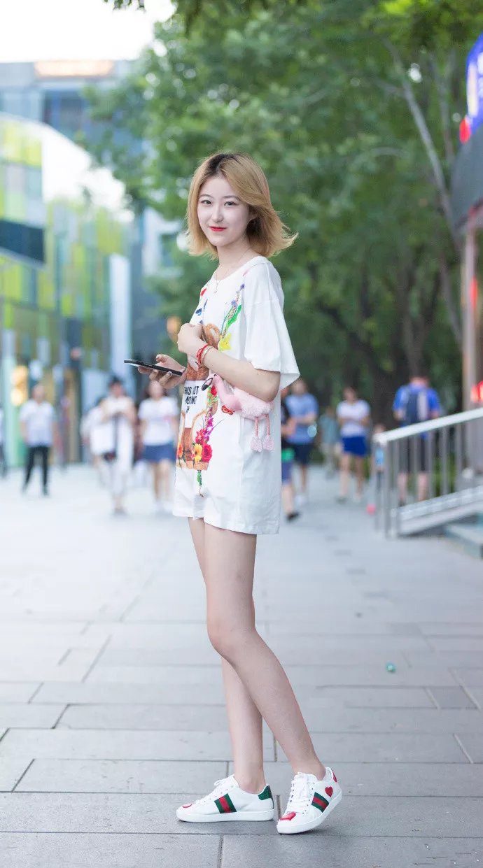 ?路人街拍，小姐姐身材微胖，穿着休闲又舒适，模样俊俏！