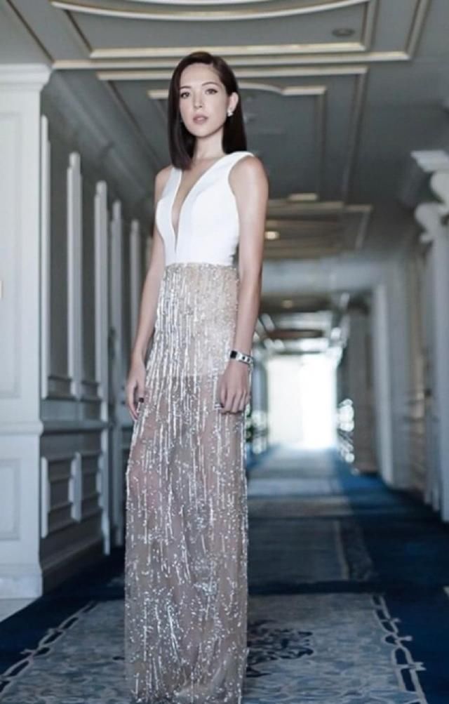 许玮宁真敢穿，领口直接低至腰间，网友:便宜了吃瓜群众!