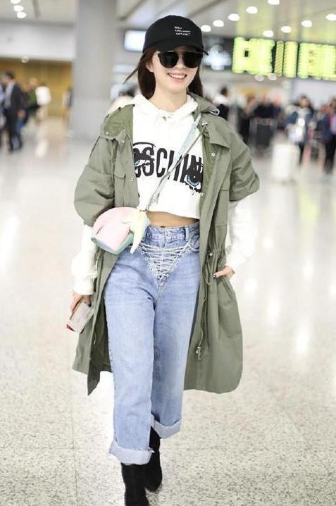 胡冰卿豁出去了！内衣外只穿一件开到肚脐的衬衫，网友：咋红的？