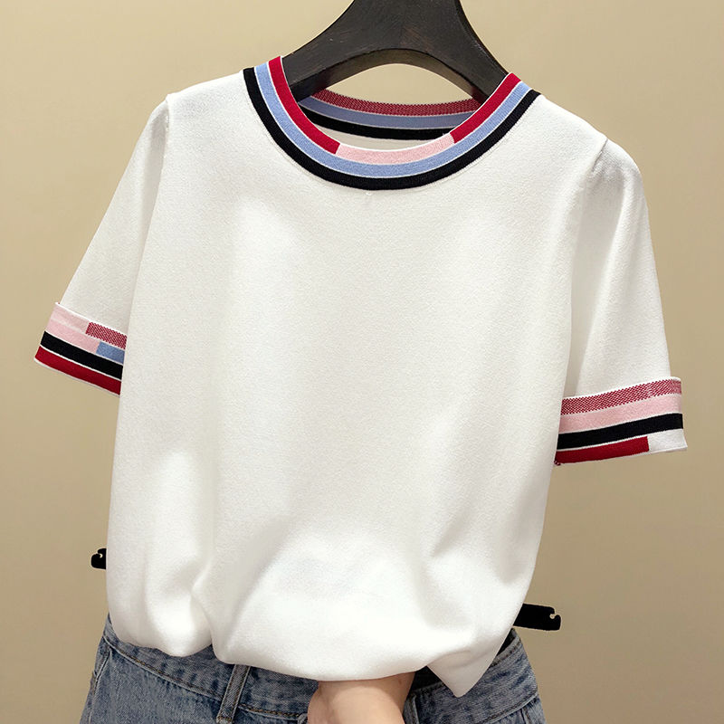 身材丰满的女生穿这样的，紧身T恤性感火辣，男人都直勾勾的看着