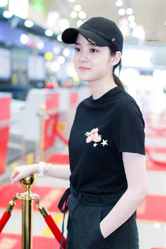 欧阳娜娜终于栽了，穿错裤子变成“大象腿”，网友：腿要比腰还粗