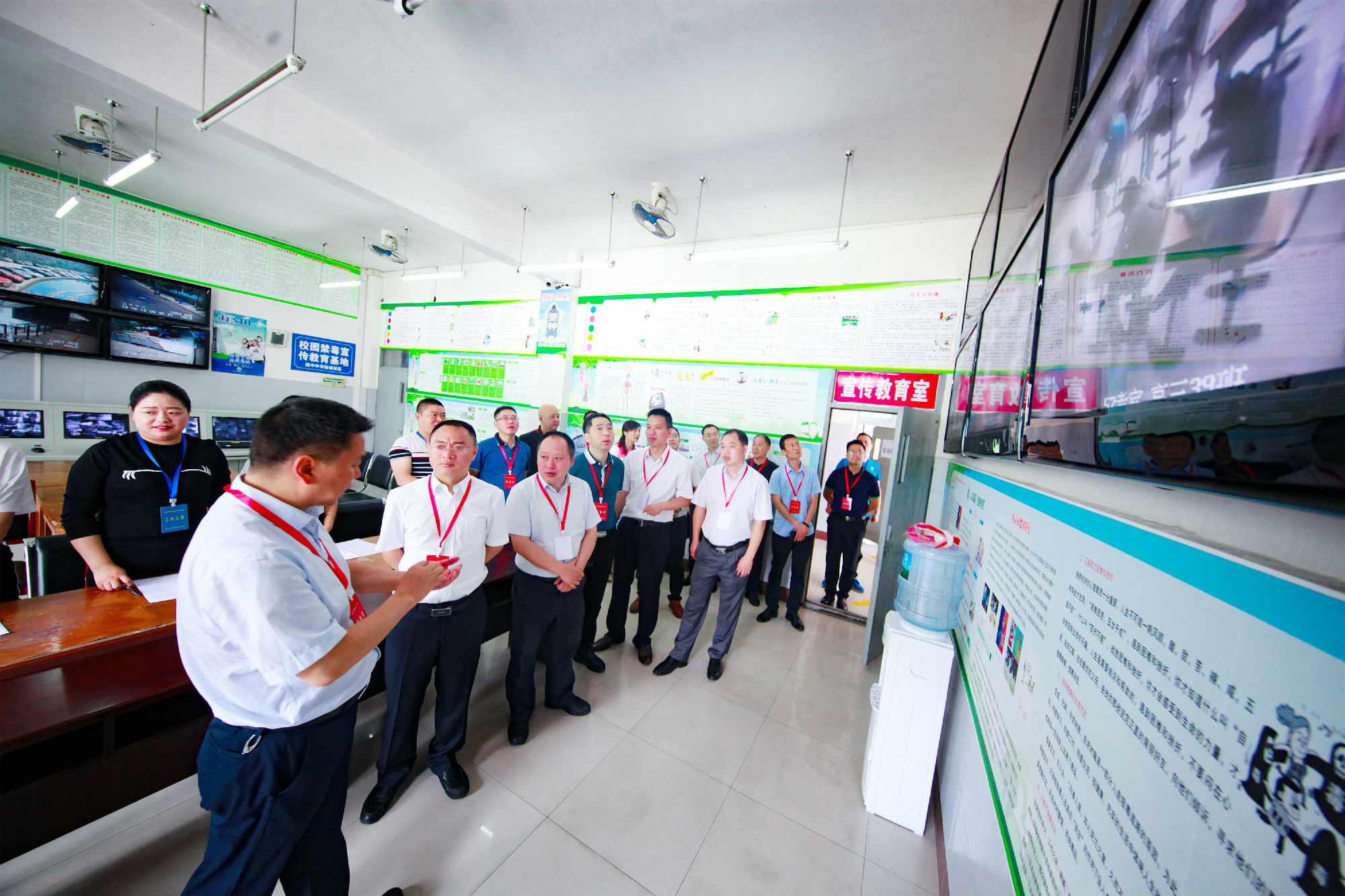 关爱考生 关注细节 办好中考--我市领导和南充