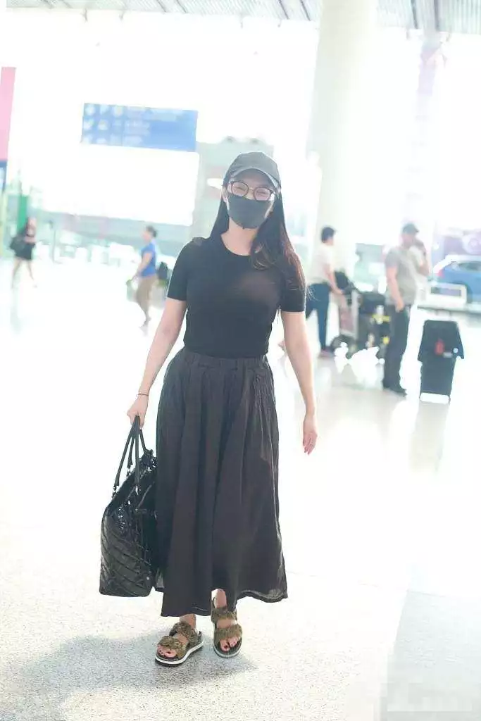 徐冬冬低调现身,T恤搭半身裙接地气,网友却凭借着身材认出了她