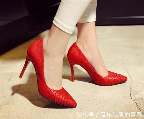 【勾勒】简单的细高跟鞋勾勒出成功女性的自信风姿, 略带女人味