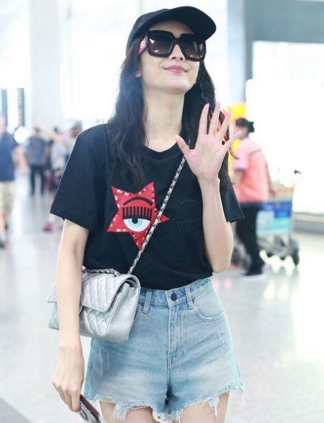 王鸥穿超短裤亮相，真实的腿让人不敢信，模特里面腿最难看的?