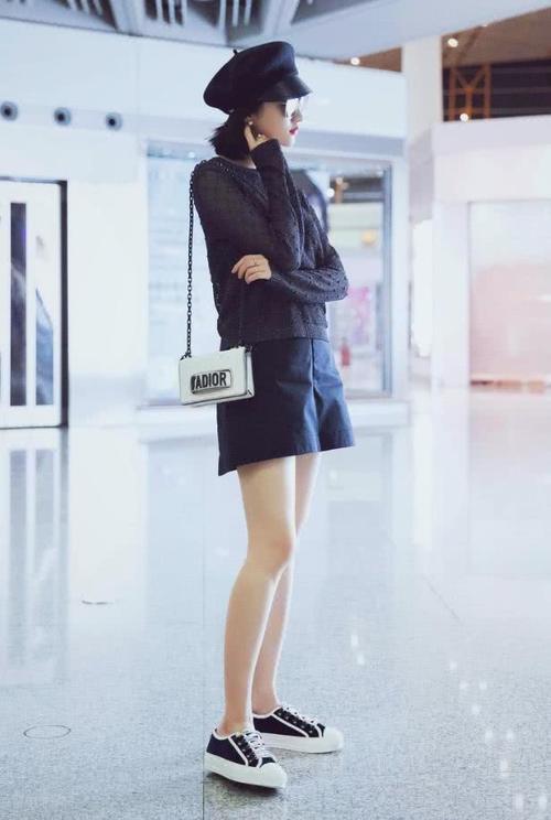 景甜这鞋子真是绝了,脚上绑了两块“豆腐”,解开都要花一个小时吧