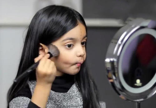 混血小萝莉模仿妈妈化妆,化完之后惊艳众人,网友却有不同意见!