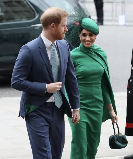 『 凯特』梅根选绿裙用力过猛沦为陪衬，红绿斗艳！凯特王妃穿红裙美成焦点