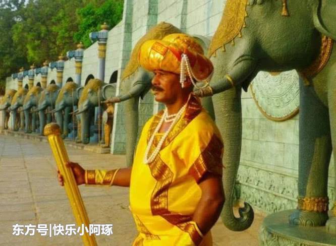 印度富豪雇的门卫，纹丝不动站了32年，谁能让他动奖励1万元