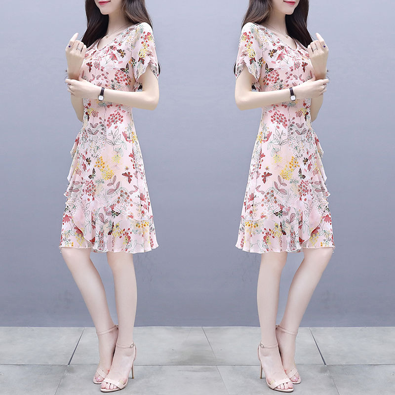 8月阔腿裤已不流行，“冷风蜂腰裙”纤细小蛮腰，专为胖女人设计