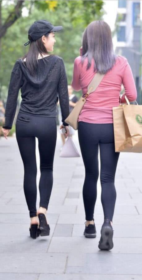 两时尚小姐姐紧身裤够勾勒迷人曲线出街她更胜一筹,原来赢在这里