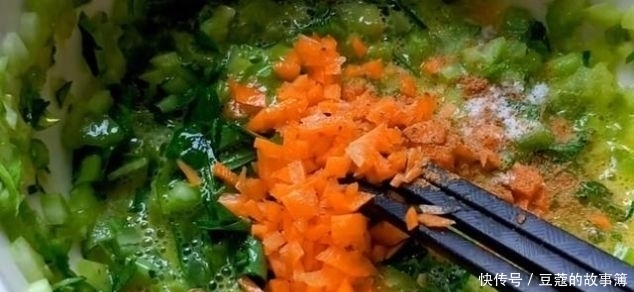  [我家]芹菜里加3个鸡蛋，我家一周吃6次，孩子每次都吃光，营养又解馋