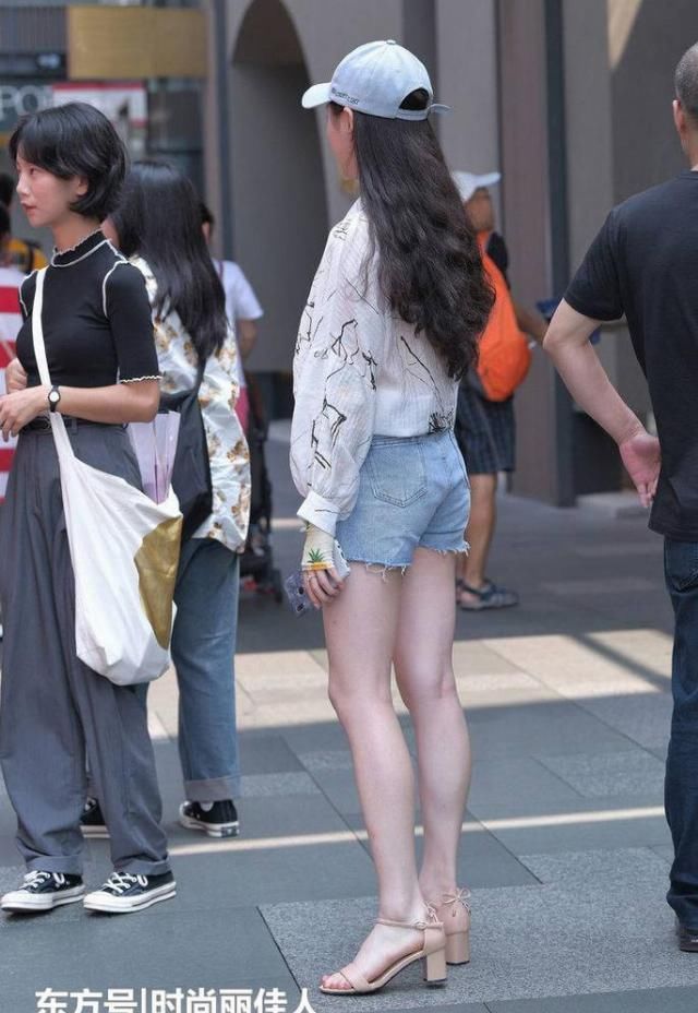  「时尚女生们」不走寻常路，选择个性穿搭让自己美的出众