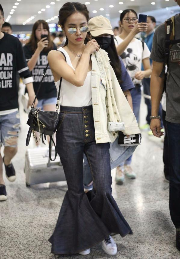 真服蔡依林的穿着，直接在腿上绑两个扫把，网友：真的接受不了