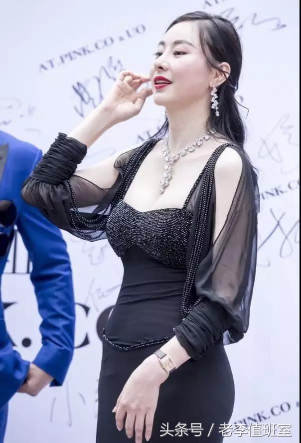 街拍:前凸后翘性感无疑的极品性感高胸翘臀美女