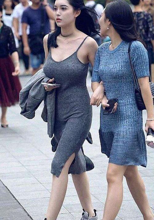 街拍美女：身穿吊带娇艳又迷人,时髦清爽 谁看了都有心动！
