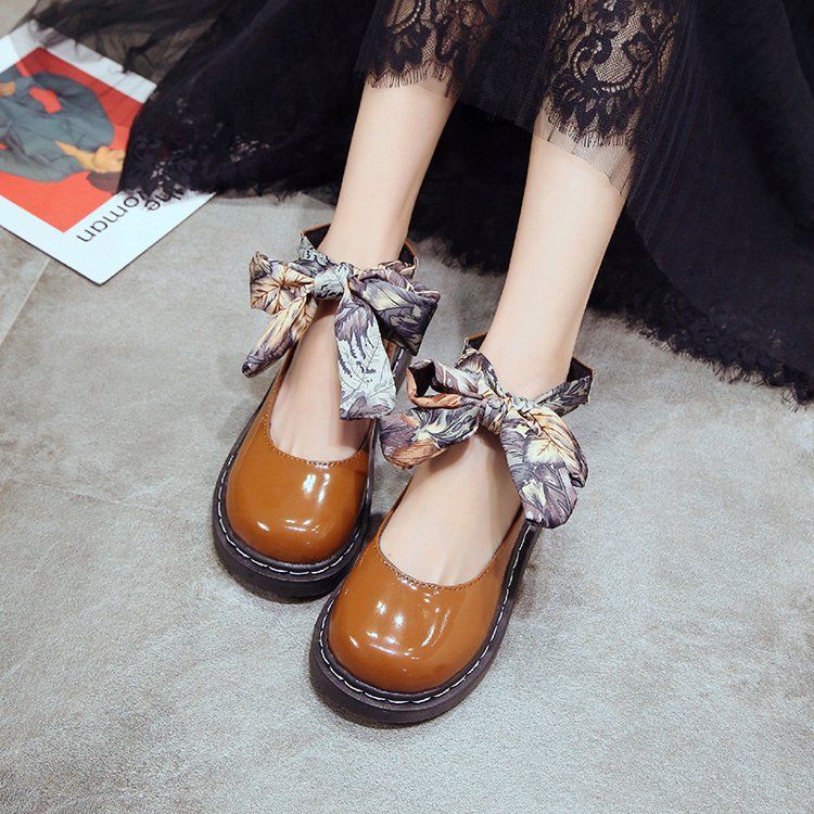 怪不得老婆脱下高跟鞋，真有眼光，相中这么洋气的皮鞋