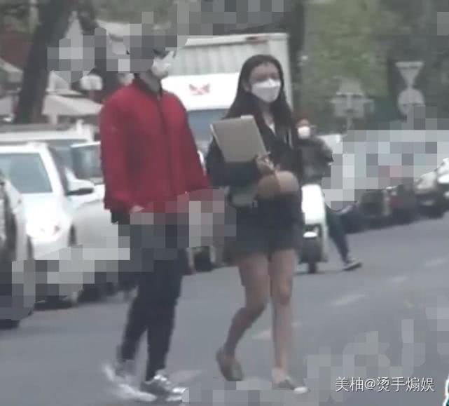  『李治廷』李治廷公开恋情后与女友首露面，外出散步甜蜜互动超恩爱