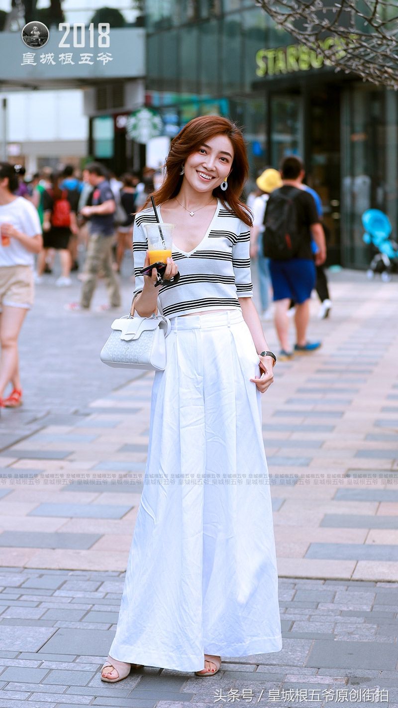 街拍:夏天就是要穿的与众不同，彰显女人独特的魅力