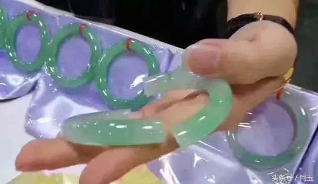 朋友圈疯传3000万元满绿手镯摔碎事件，网友质疑是真品还是炒作？