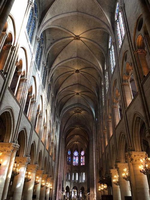 有着800多年的巴黎圣母院遭遇严重火灾，让我们从这些图片里回顾