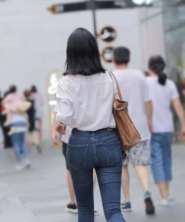 『唯俏』街拍图片,小姐姐高跟唯妙唯俏,彰显美女范