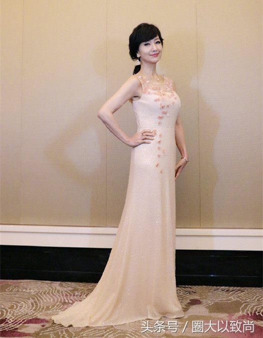 64岁赵雅芝穿10CM高跟鞋秀白腿，网友：为了美，摔了也值！