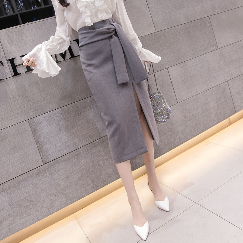 优雅俏皮的半身裙搭配短靴，尽显气质名媛范，想不美都难