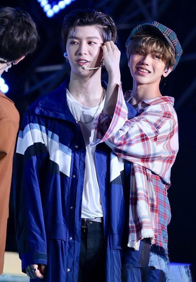 范丞丞机场滞17h，粉丝说护照导致，公司说他身体问题，谁说谎？