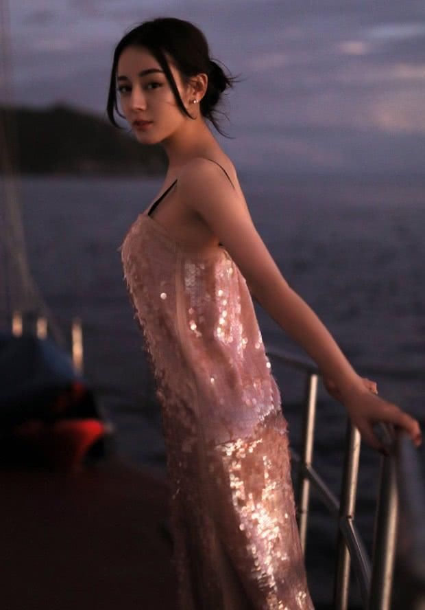 迪丽热巴带货能力不输老板杨幂，一声不响就带火了“纸牌耳环”！