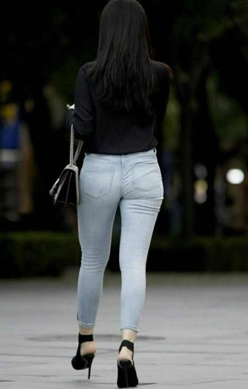 丰满的小姐姐修身的牛仔裤穿出紧身裤的感觉，网友：臀型说明一切