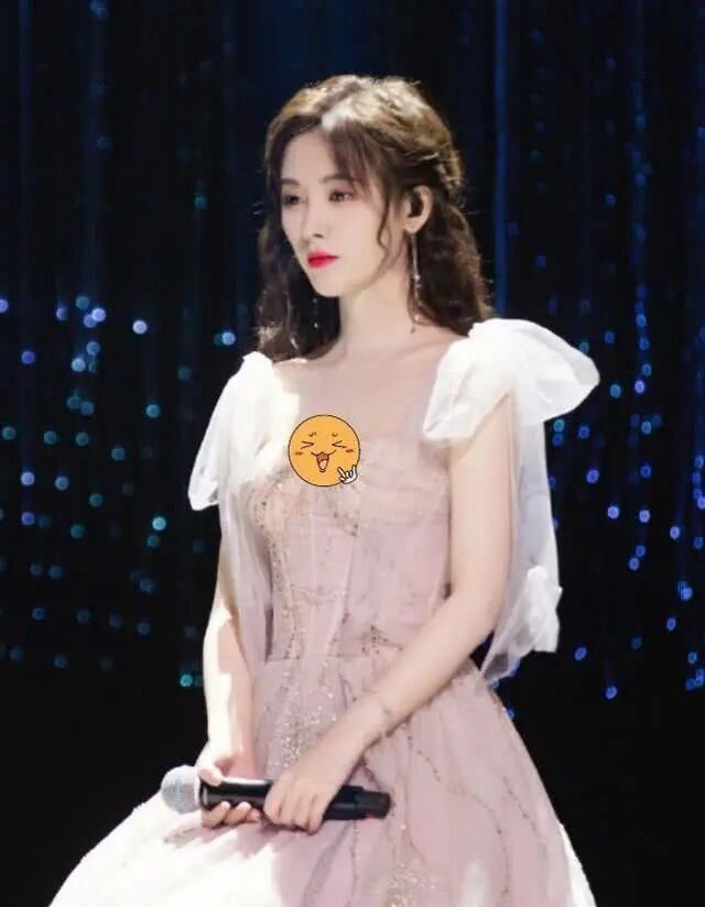 「搭配」鞠婧祎瘦的“营养不良”?骨瘦并不柴,穿抹胸亮相,身材依旧惹眼