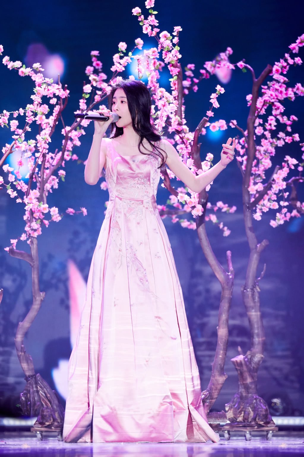 张碧晨同框奚梦瑶，相差10CM竟完全不输，腿看起来快一样长！