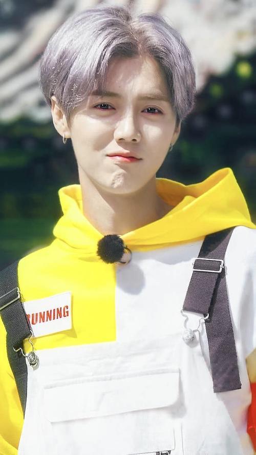 本以为鹿晗穿背带裤够迷人了，没想到官鸿的出现才见识什么叫帅气