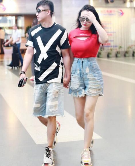 她是中国拳王的娇妻，拥有小蛮腰身材，被称为微胖界的女神